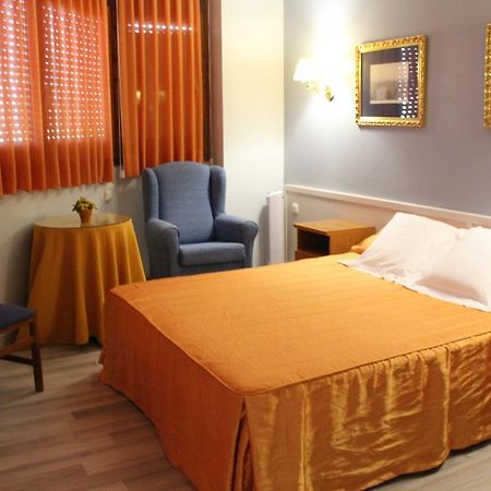 Hostal Montserrat Tona Екстериор снимка