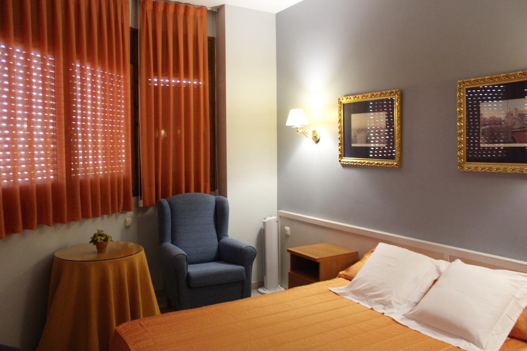 Hostal Montserrat Tona Екстериор снимка