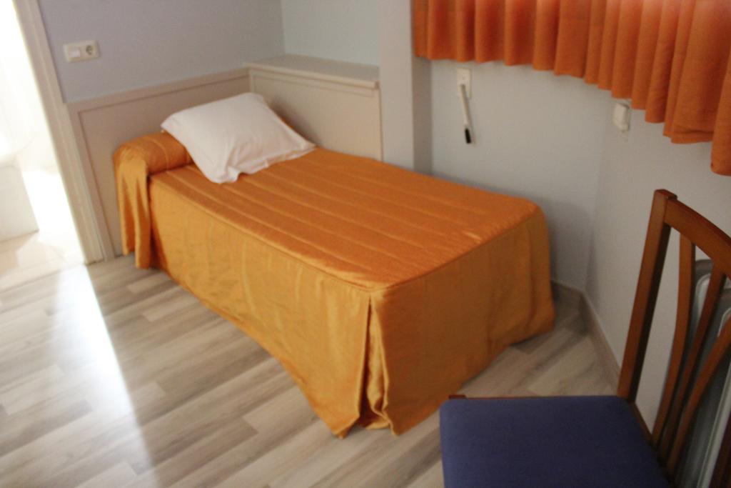 Hostal Montserrat Tona Екстериор снимка