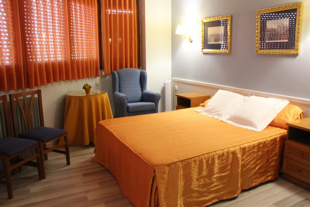 Hostal Montserrat Tona Екстериор снимка