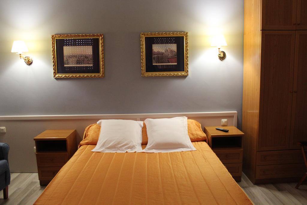 Hostal Montserrat Tona Екстериор снимка