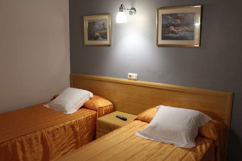 Hostal Montserrat Tona Екстериор снимка