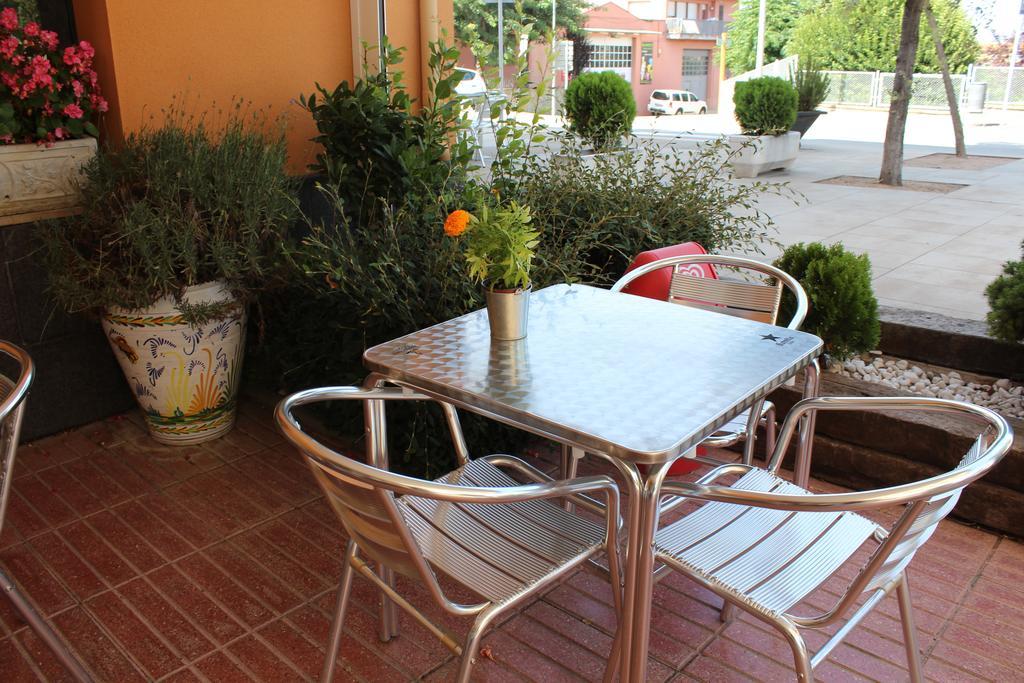 Hostal Montserrat Tona Екстериор снимка