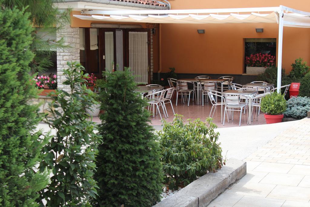 Hostal Montserrat Tona Екстериор снимка