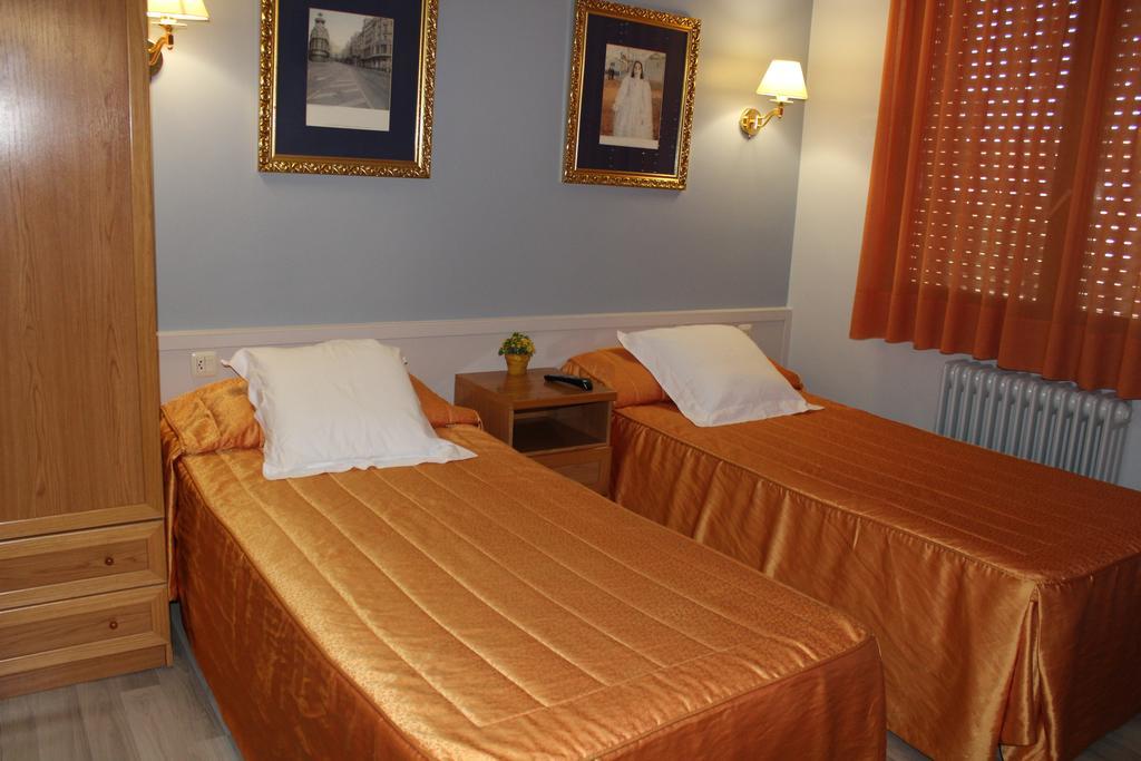 Hostal Montserrat Tona Екстериор снимка
