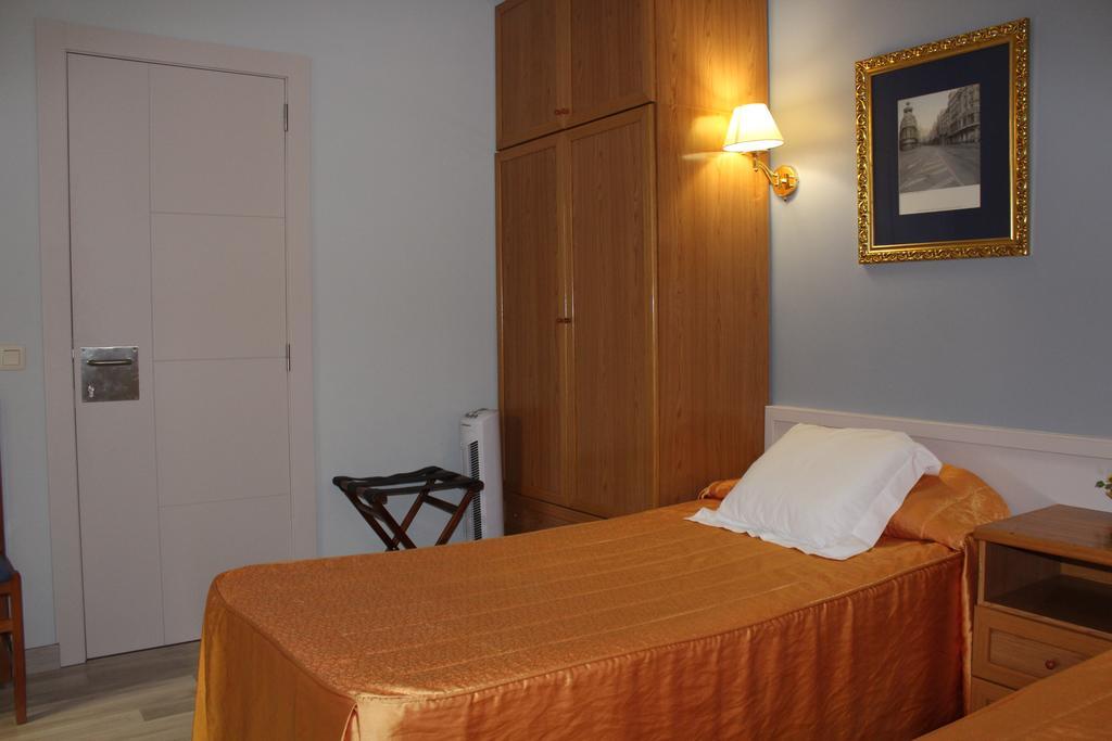 Hostal Montserrat Tona Екстериор снимка