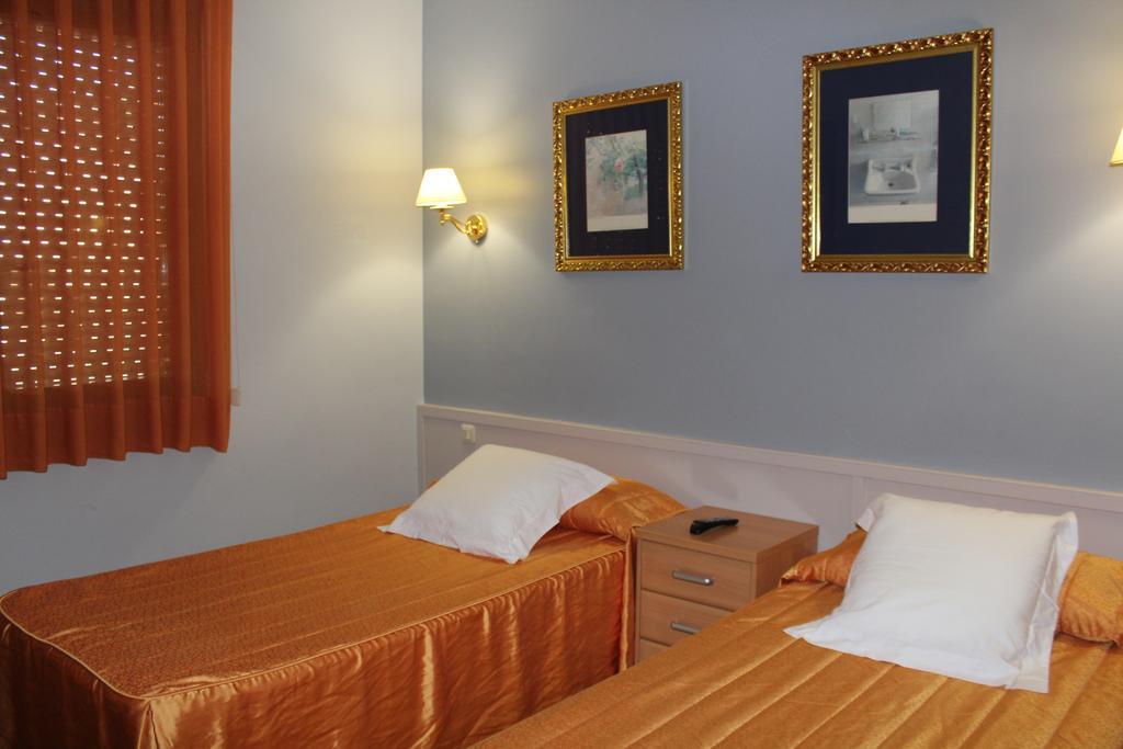 Hostal Montserrat Tona Екстериор снимка