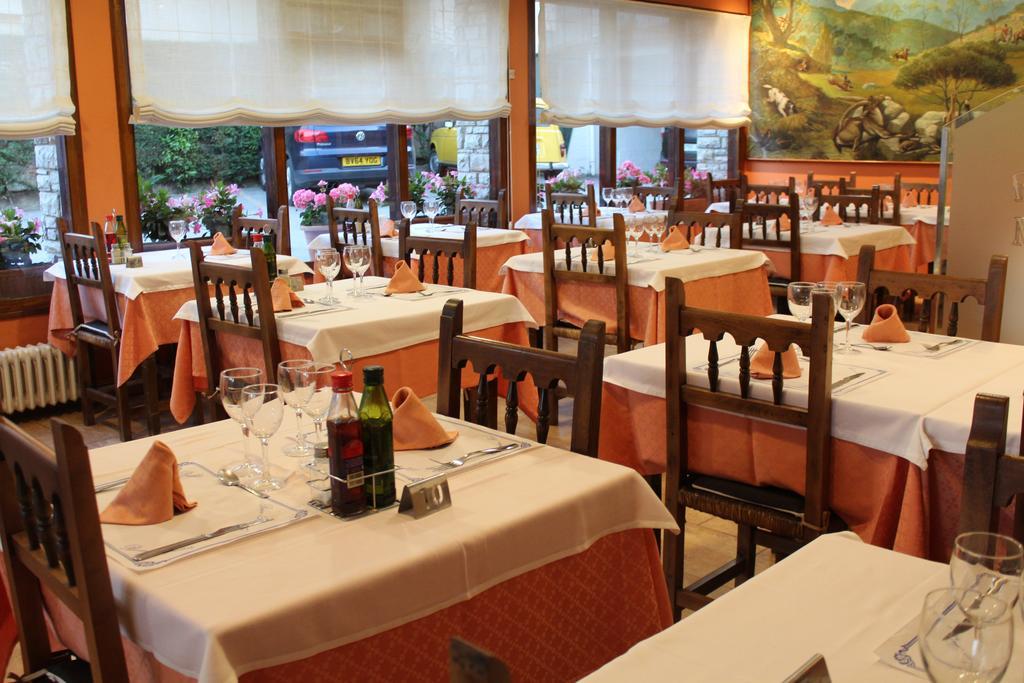Hostal Montserrat Tona Екстериор снимка