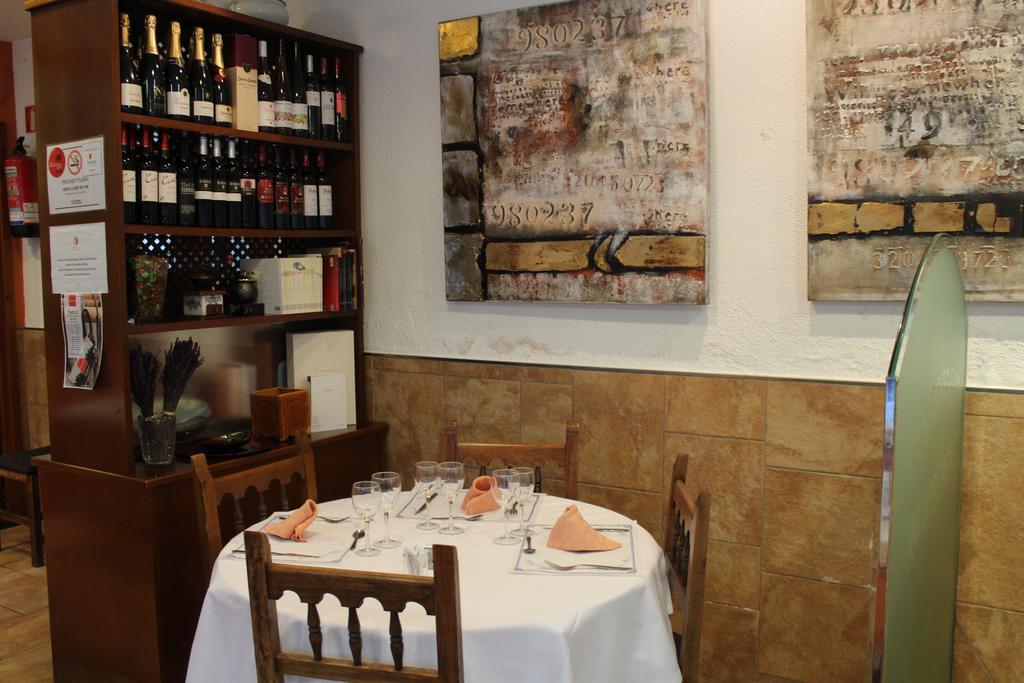 Hostal Montserrat Tona Екстериор снимка
