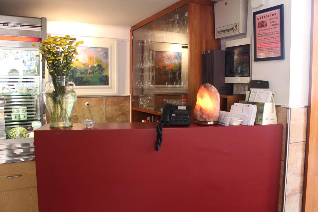 Hostal Montserrat Tona Екстериор снимка