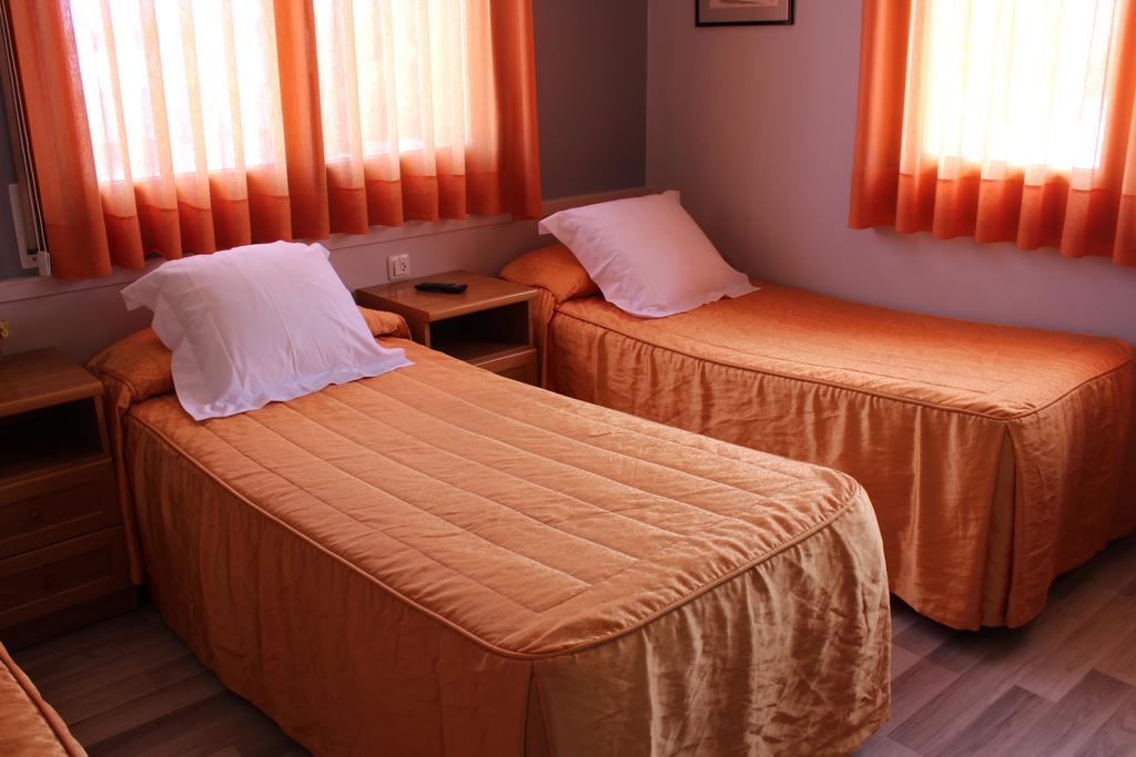 Hostal Montserrat Tona Екстериор снимка