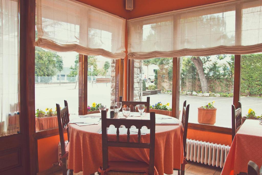 Hostal Montserrat Tona Екстериор снимка
