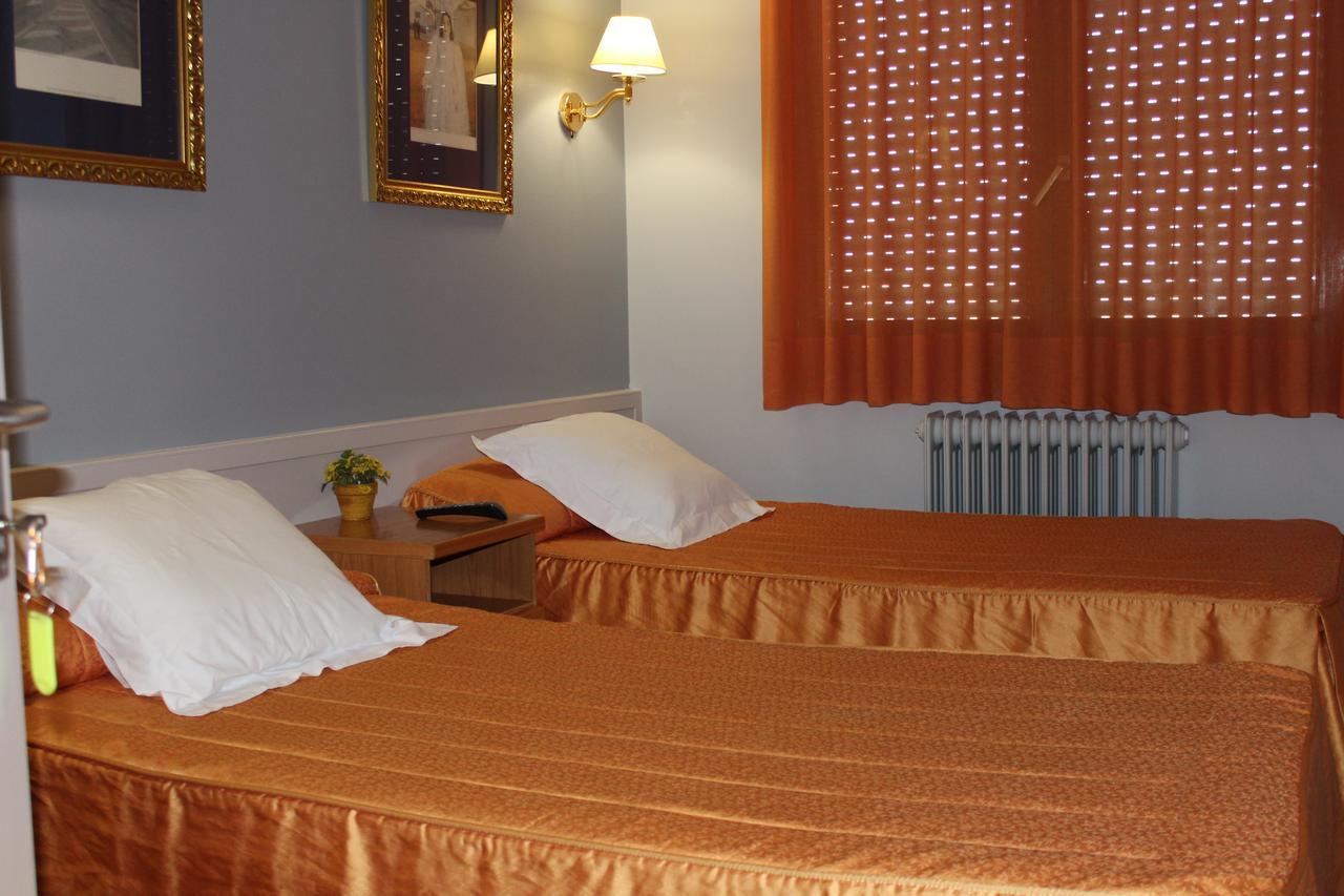 Hostal Montserrat Tona Екстериор снимка