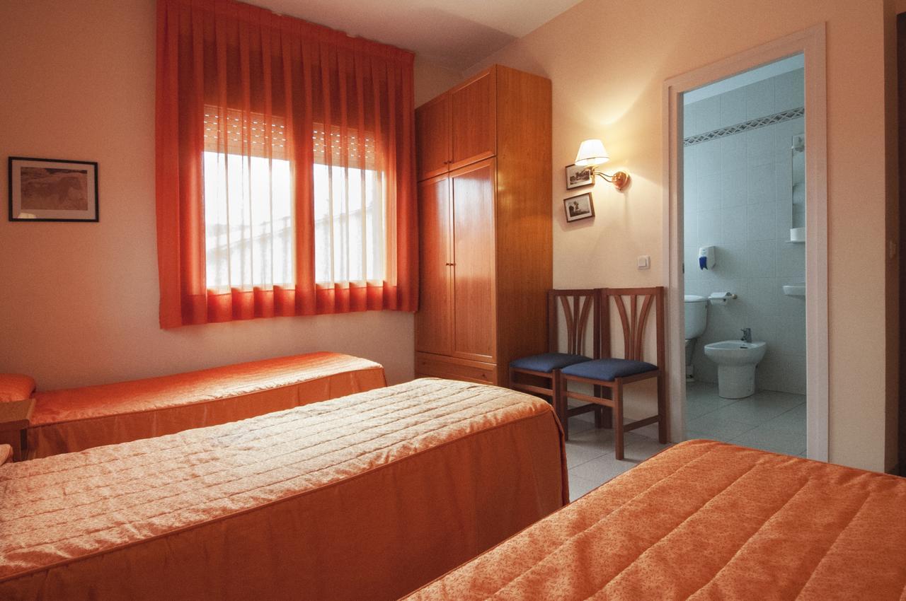 Hostal Montserrat Tona Екстериор снимка