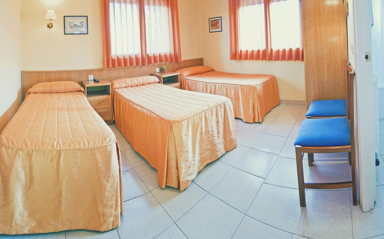 Hostal Montserrat Tona Екстериор снимка